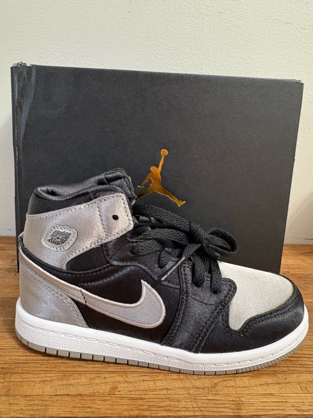 Jordan 1 Retro High OG Box Label in Black, Gray, White